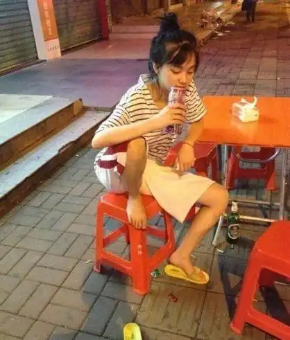 盘点一下那些女汉子的专用坐姿,一个个真的都是霸气侧漏了