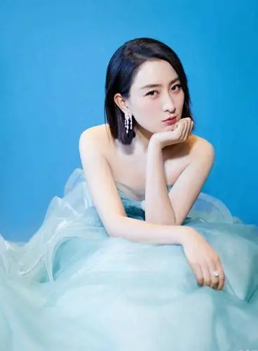 马苏做新做的发型变摩卡波波头配搭暗蓝色抹胸连衣裙