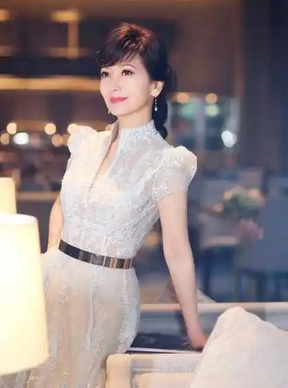 63岁如十几岁小少女,赵雅芝颜值再上新高度_照片_丈夫_白百何