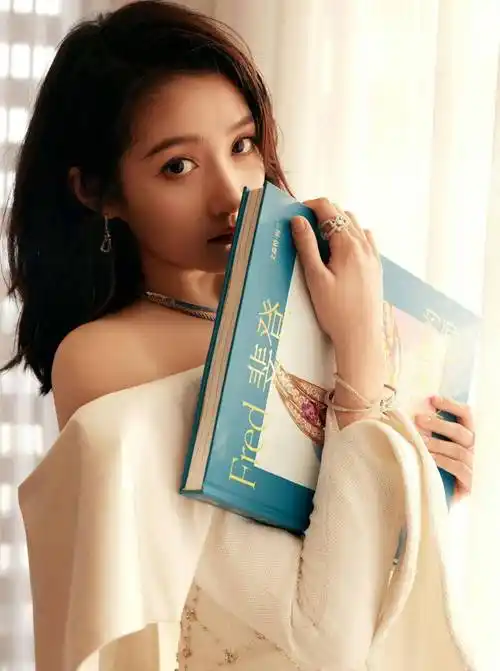 关晓彤剪短发化身知性贵妇穿抹胸蓝裙拍海岛写真满屏的大长腿