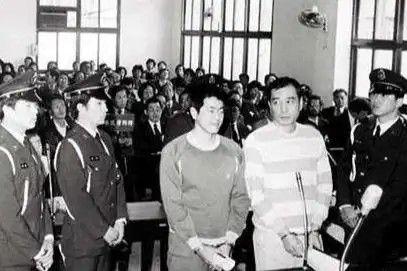 军人出身的董桂森深得陈启礼器重成为竹联帮第一大堂口的大哥