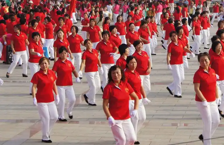 老太太广场舞跳太"猛" 膝关节半月板破裂