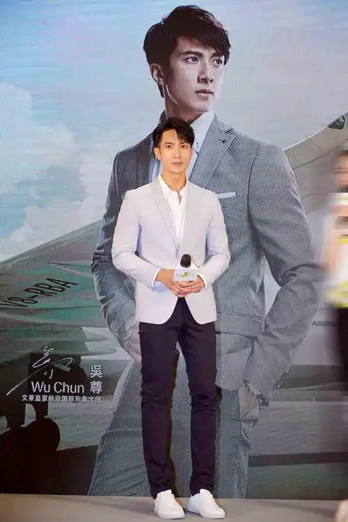 吴尊帅气出席活动手绘涂鸦暖心爆棚