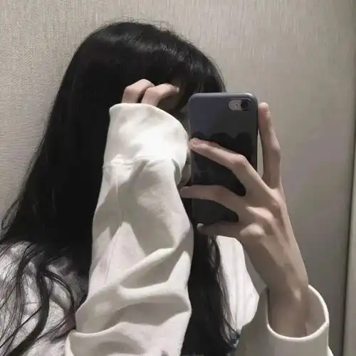 拿着手机遮脸的女生头像霸气