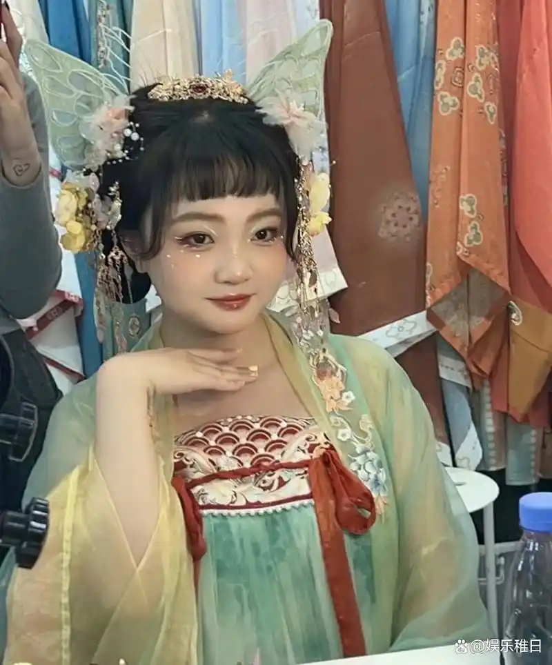 24岁林妙可穿衣土气参加同学婚礼,像大妈身材发福被网友群嘲