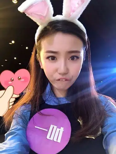 给大家介绍一下,这是播汪家的新主播—佳依