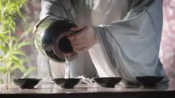 古风倒酒古法酿酒白酒酒碗文化诗人视频素材