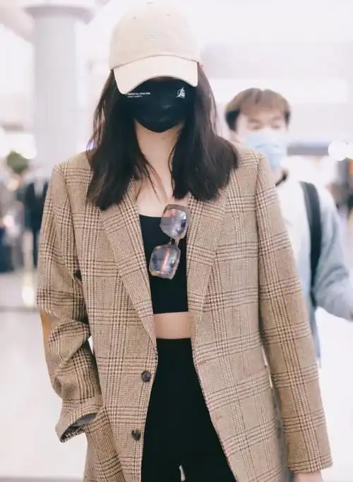 关晓彤高调走机场西装配裹胸时髦又性感高腰裤勒出腿长优势