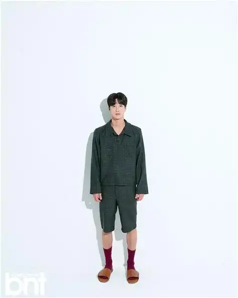 近日,演员李时刚携手bntnenws拍摄了一组时尚写真,展现成熟男人的多样