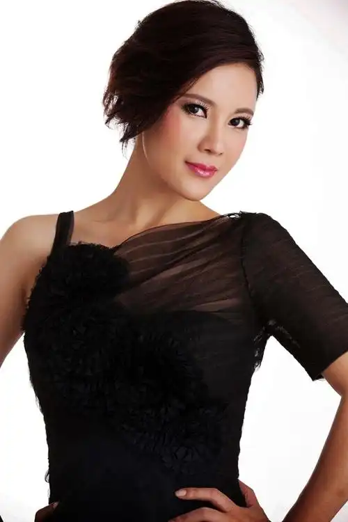 何佳怡做神秘嘉宾 爆料曾为胡东豪气挡酒