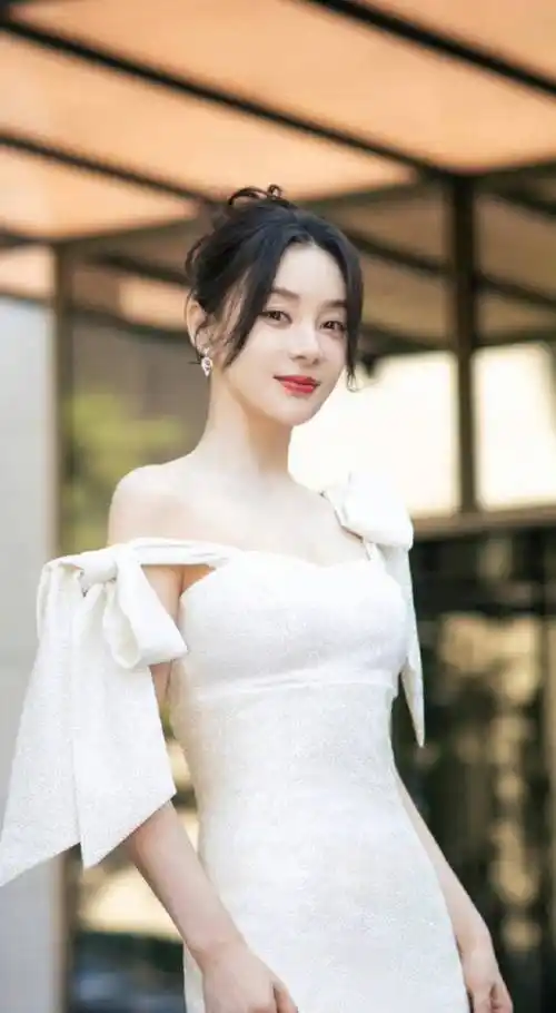 这组照片延续了袁姗姗之前最喜爱的丸子头造型,精致的五官就是粉碎