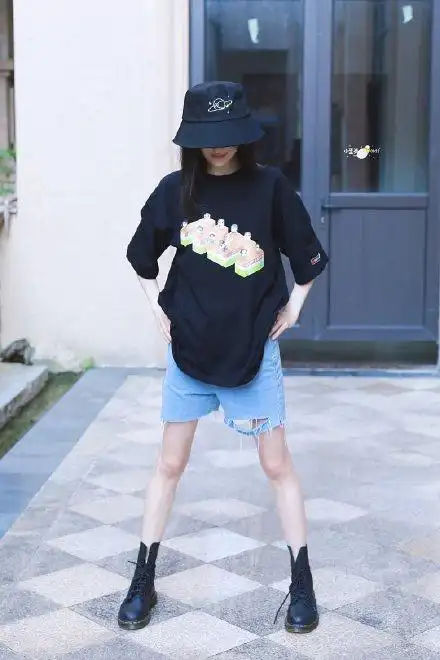 郑爽穿短裙翻跟头不惧走光身手不凡 笑容灿烂细长腿吸睛