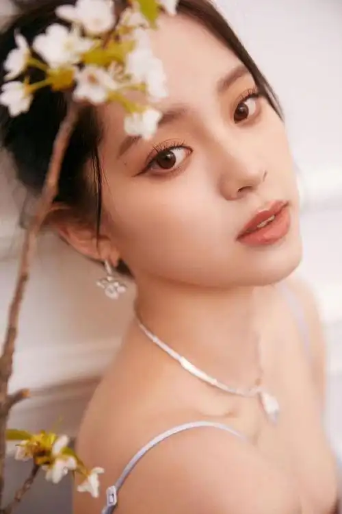 欧阳娜娜,一个出生在演艺世家的年轻女演员,她的才华和演技在短短几年