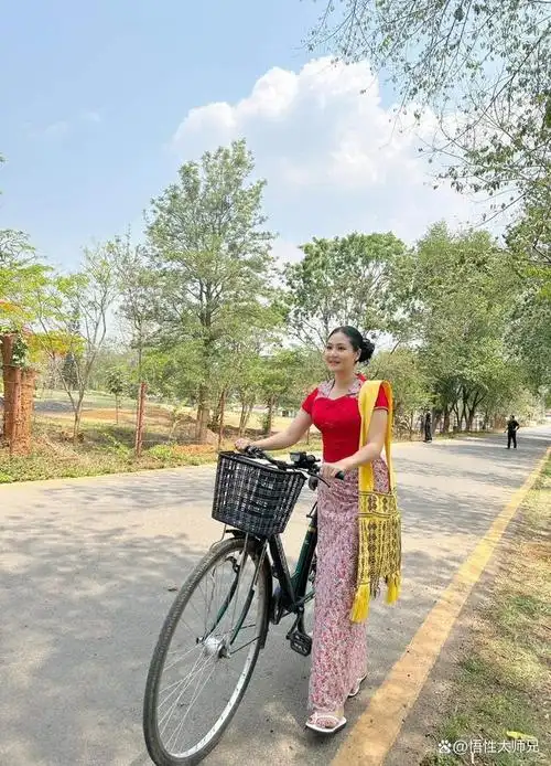 缅甸的传统服装长基(长裙)和吊肩(类似马殇)很受缅甸大姐的喜爱.