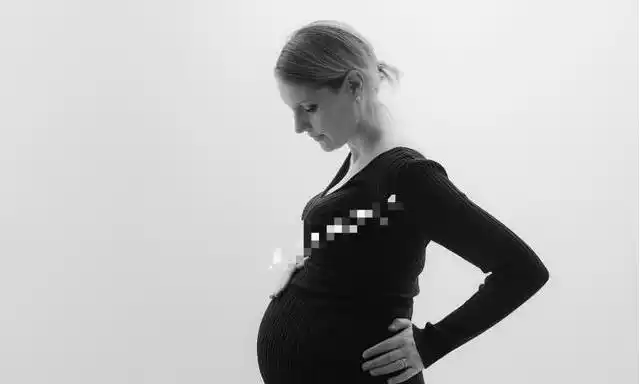 撒贝宁结婚三年升级当爸!外籍老婆朋友圈曝光,晒孕肚写真身材好