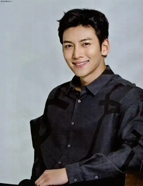 画报池总攻气十足 招牌笑容圈粉无数