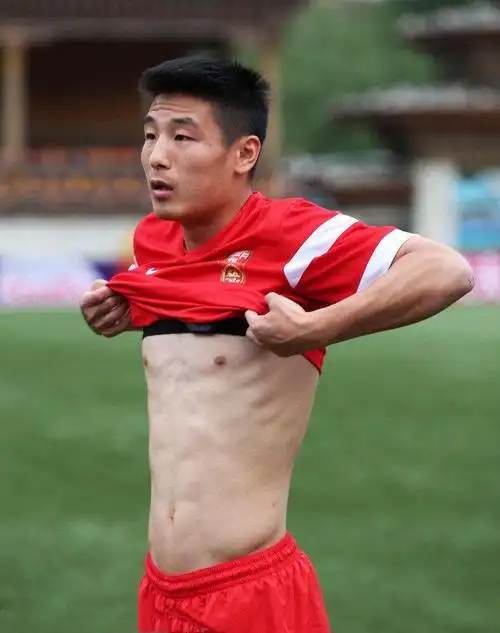 国足叉腰肌是什么梗