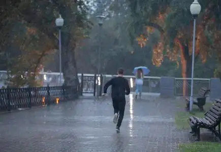雨中奔跑的人恶劣的雨天照片