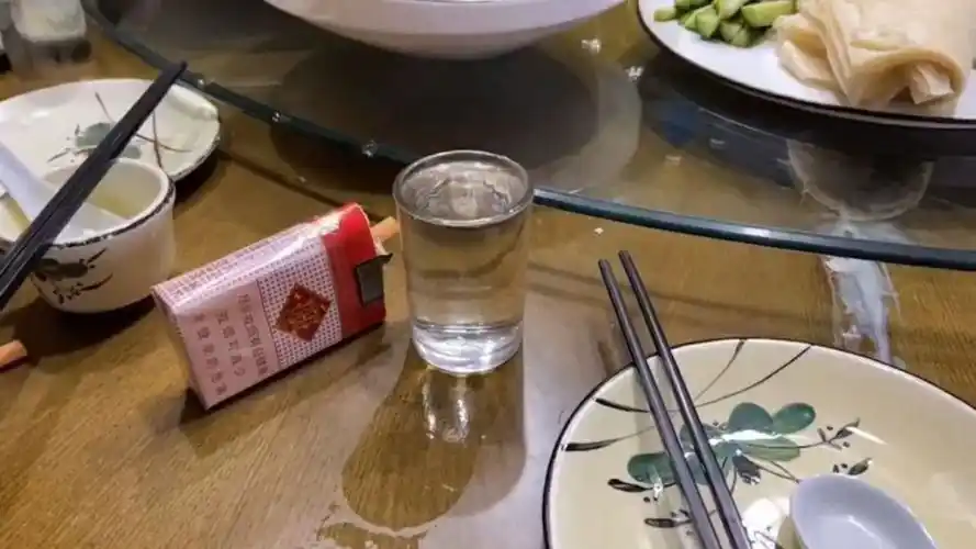 睡不着别硬睡这个年纪不出来喝酒聊天难道在家就能拥有爱情吗?