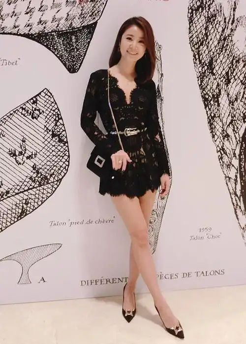 林心如好尴尬,往上提裙子娇羞地笑了,网友:表现得真淡定|西装|大长腿