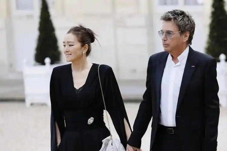 回顾:巩俐陪75岁老公出席中法晚宴,出席活动,很显身材