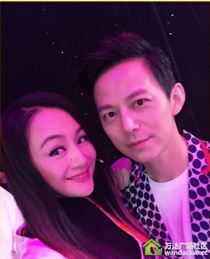 何炅与同班同学聚会 搂龙丹妮合影神采奕奕