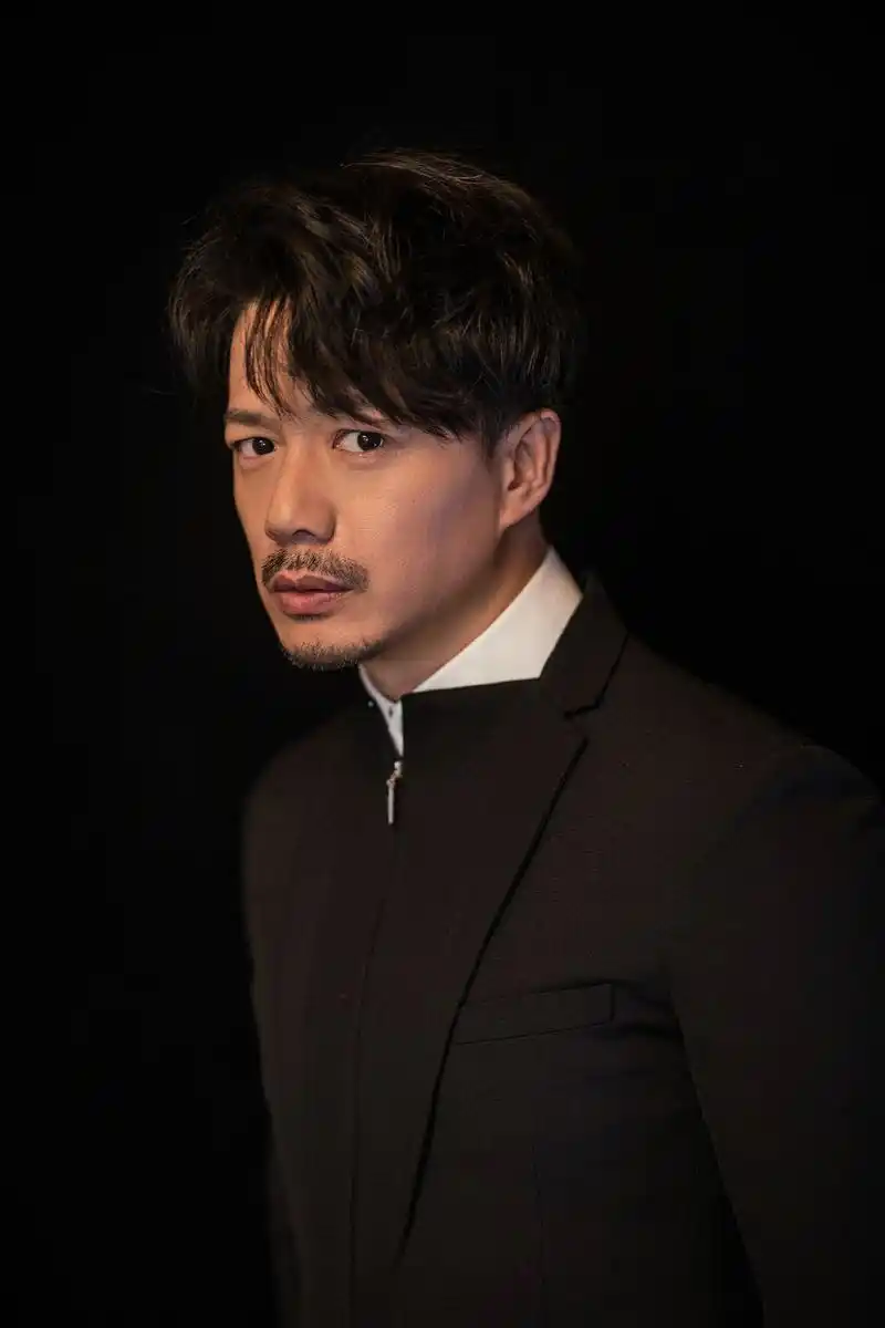 电影《暴雪将至》世界首映礼在东京举行, 段奕宏 身着带有中国韵味的