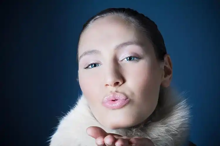 撅嘴吹气的外国女人高清图片