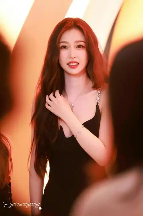 细心的网友从海报中可以看到虞书欣旁边标注了四个字"特别介绍",知道