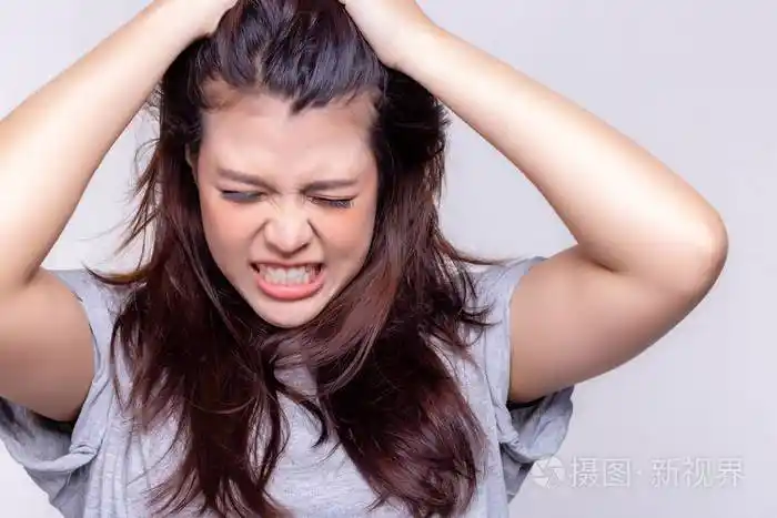 漂亮女孩不能接受.她很生气