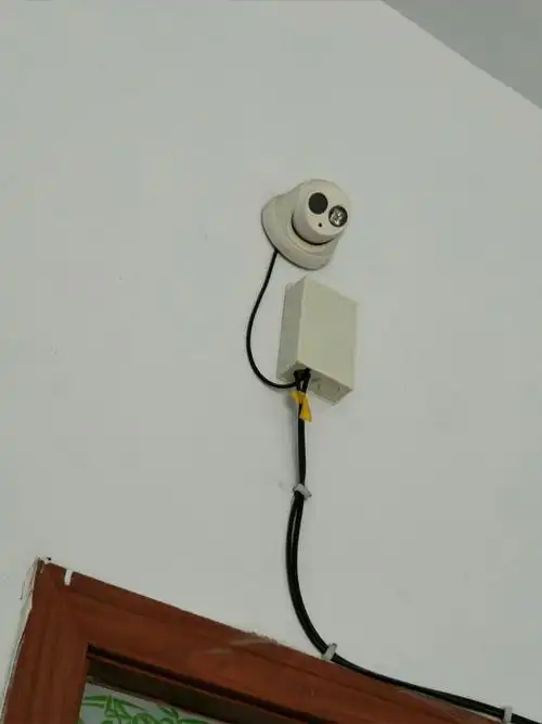 租了一个门头做生意,前店家把监控给我了,总共四个头,他说是链接电脑