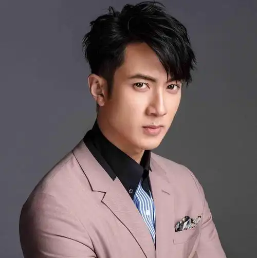 吴尊在微博上晒出了全家福以及各种吃喝玩乐的照片,内容吸引了很多人