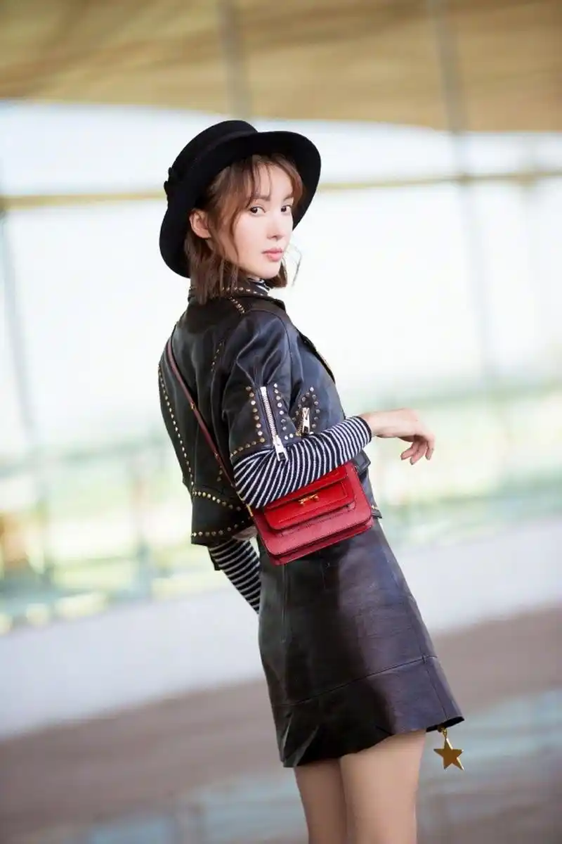 美女姐姐金晨伦敦有约皮衣短裙红包包小圆帽英伦范十足