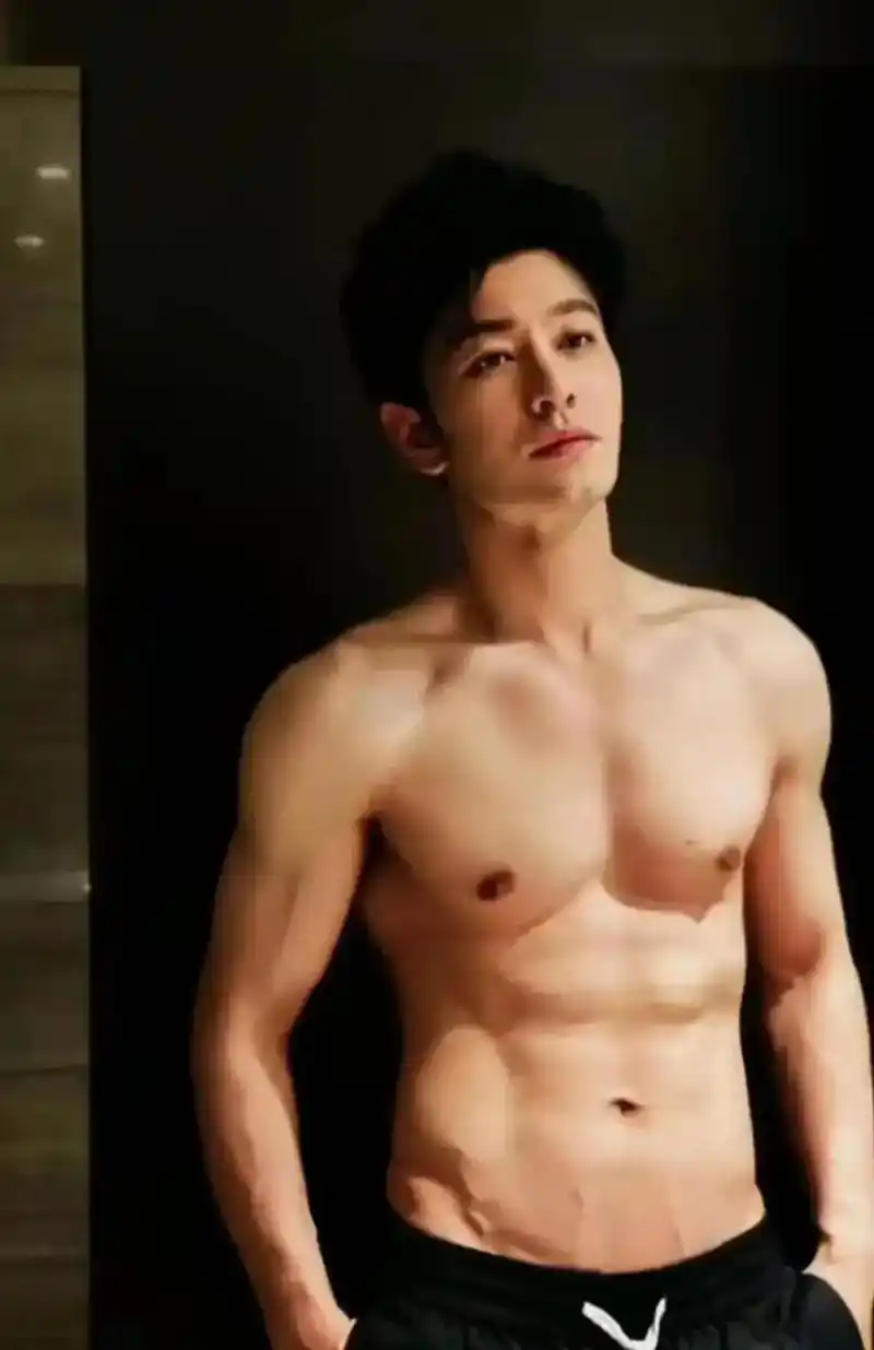 43岁黄晓明晒健身照,去油成功转型肌肉男神,身材壮硕荷尔蒙爆棚