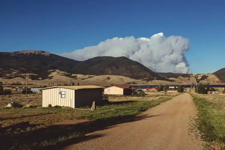 重大灾害美国新墨西哥州野火持续蔓延数千居民却拒绝被疏散