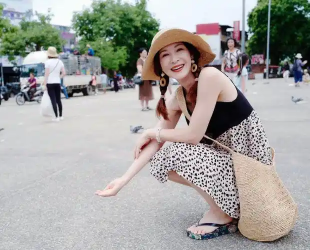 40岁童蕾一点不显老身穿无袖连衣裙度假活力十足少女感爆棚