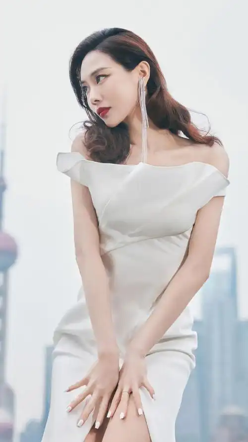 王菲菲性感白色礼服裙诱人写真