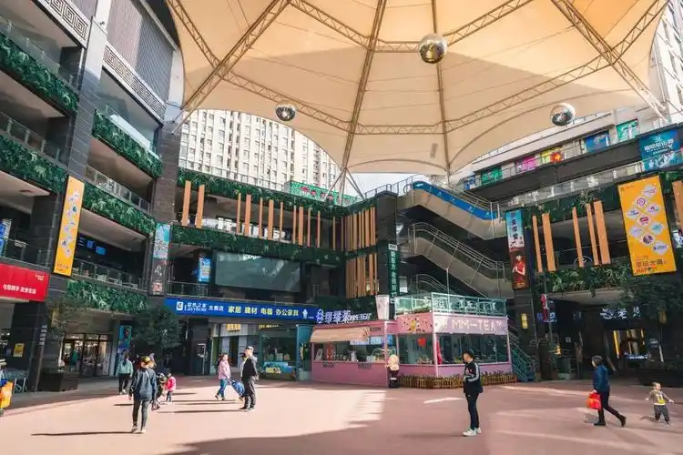 如果说太奥广场还只是外边比较热闹里边比较安静,那么鑫苑大都汇就