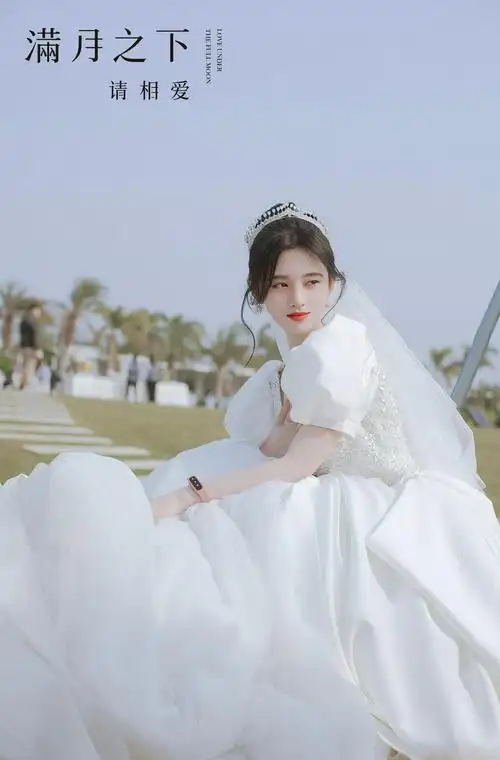 8月25日,鞠婧祎工作室曝光婚纱造型花絮照,照片中她身穿泡泡袖婚纱,侧