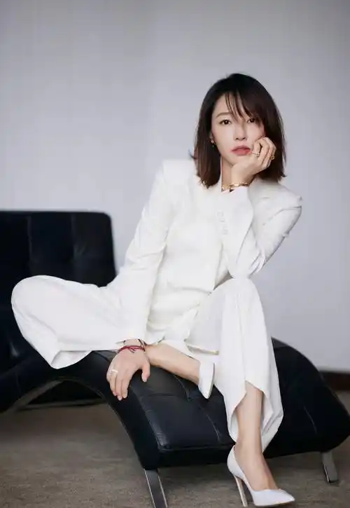 身材爆好白百何,休闲穿搭很不错,各种风格任你选_设计_白色_裙子