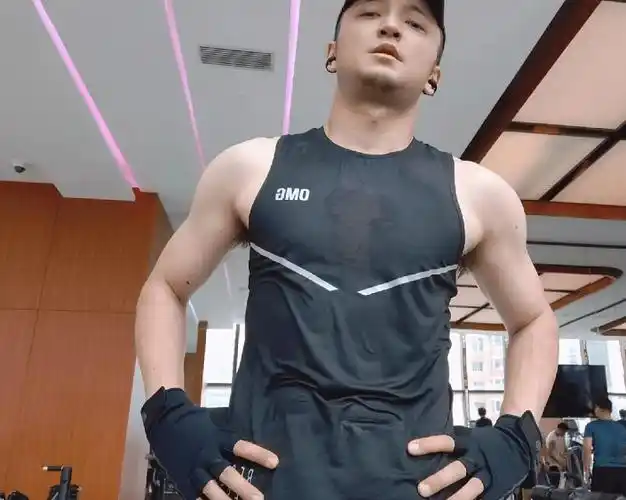 原创央视主持人尼格买提晒健身照39岁身材不输小鲜肉抓痕引人深思