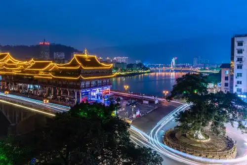 中国四川雅安青衣江廊桥建筑夜景