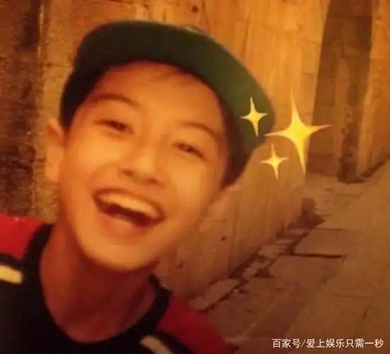 任嘉伦童年图片被扒出,外貌不是关注点,却暴露了最真实家庭条件