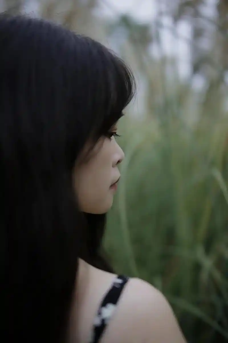 芦苇荡 文艺女生拍摄.浪漫的年纪,不能因为生活的枷锁,让自己 - 抖音