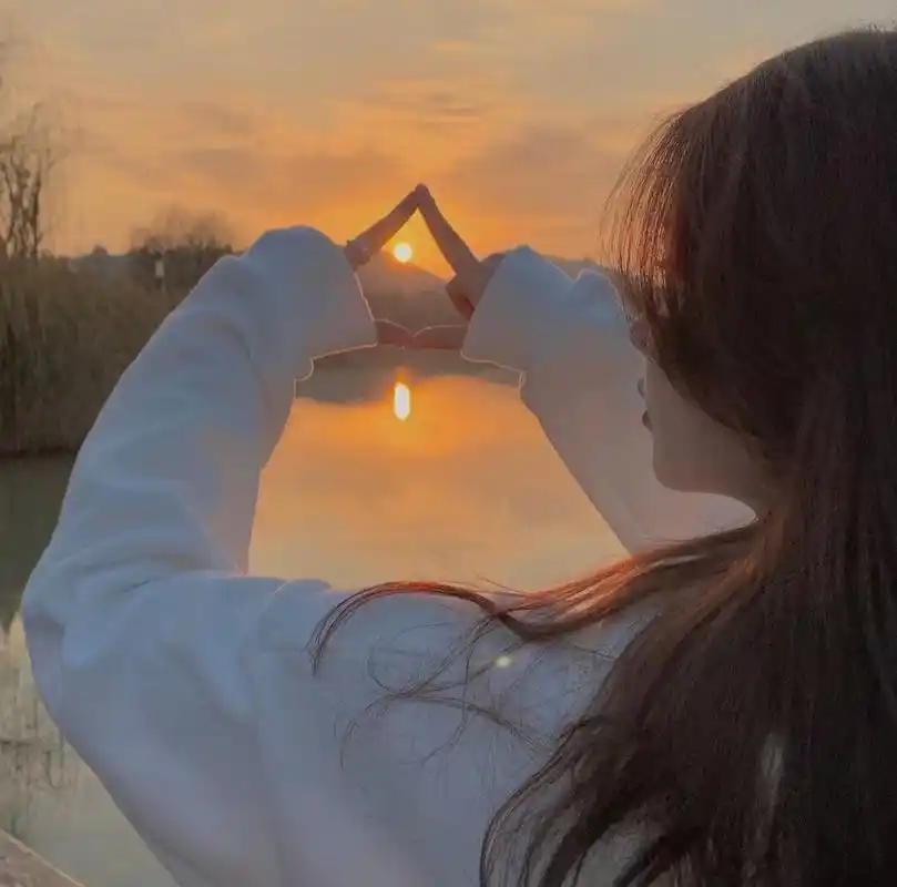 落日余晖女生头像 生活像一杯凉白开你每天都在喝,不用羡慕别人的饮料