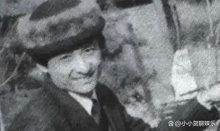 叶京是个天生的幸运儿,他的父亲是一名军人,使他的家庭享受了优裕的