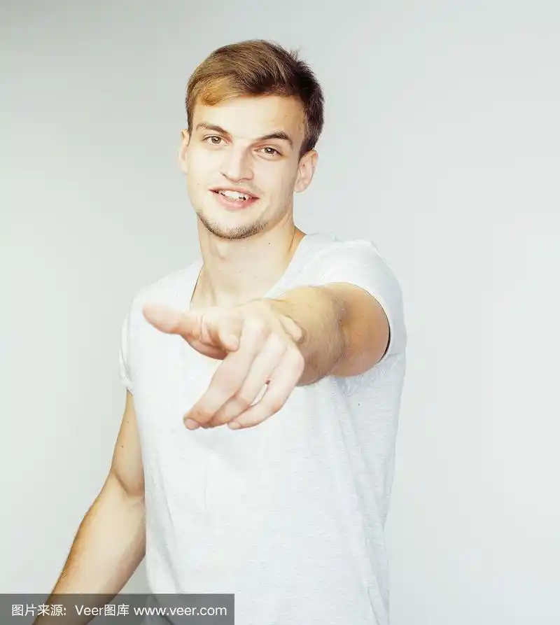 年轻帅气的男子在白色背景上打手势,指指点点,摆姿势动情