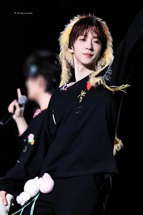 贺峻霖雨中舞台##谁给贺峻霖打的腮红