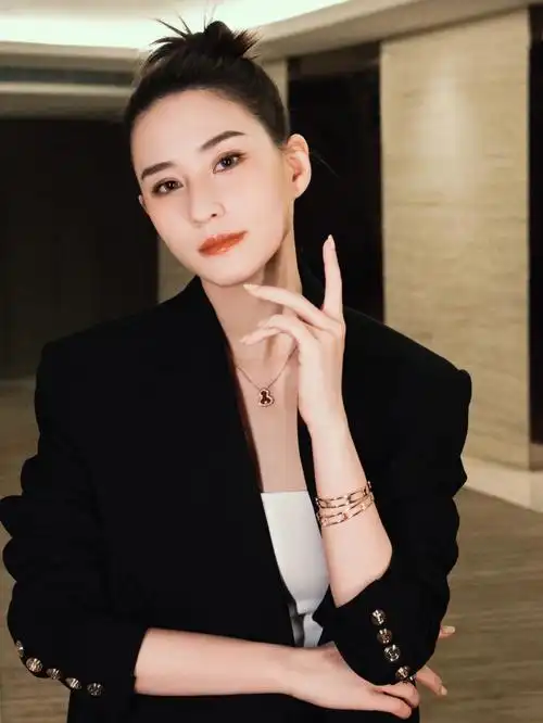 何超莲的摩登态度