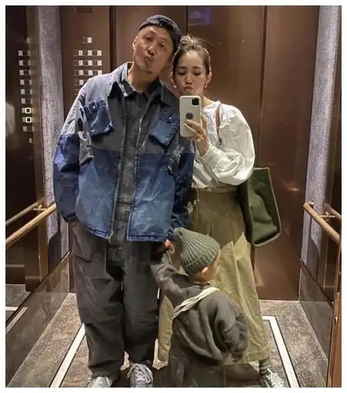 余文乐晒一家三口温馨同框,与妻子嘟嘴卖萌秀恩爱,夫妻相十足